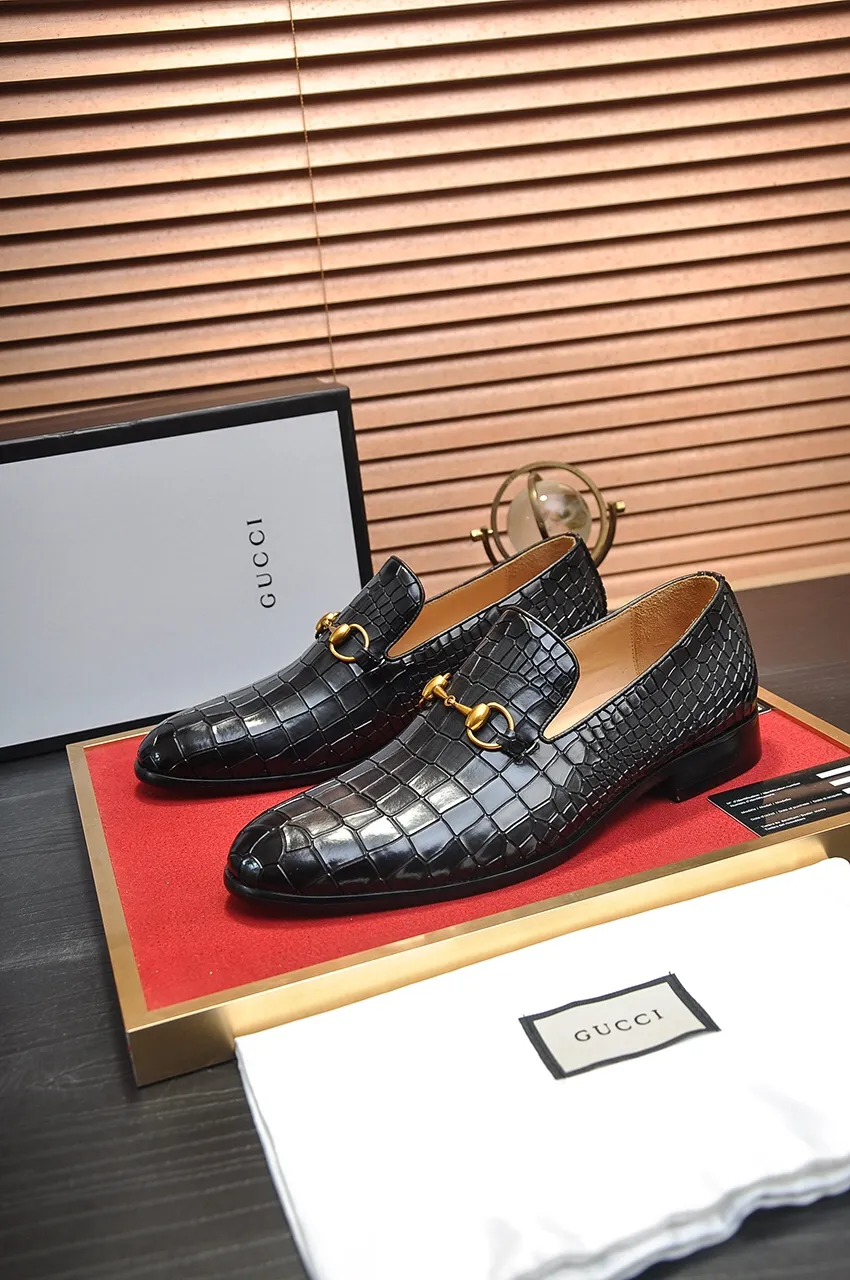 Men's shoes💰560💶Italy's top luxury men's shoe giant (GUCCI) (Gucci) (full cowhide lining) new arrival🍃Original European style🔰 Pleasant to the eye😍In order to make the shoes more durable and non-deformable🌀The production continues to follow traditional methods but there is still no lack of innovation💪Choose original sheepskin for the leather♻️ Smooth and natural And extra bright ⭐Made of imported cowhide, the first choice of rich people 38-45 (45 customized)